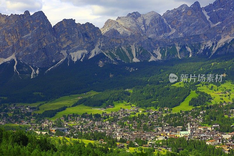 Cortina D?Ampezzo阿尔卑斯村庄全景，Dolomites，意大利泰洛阿尔卑斯